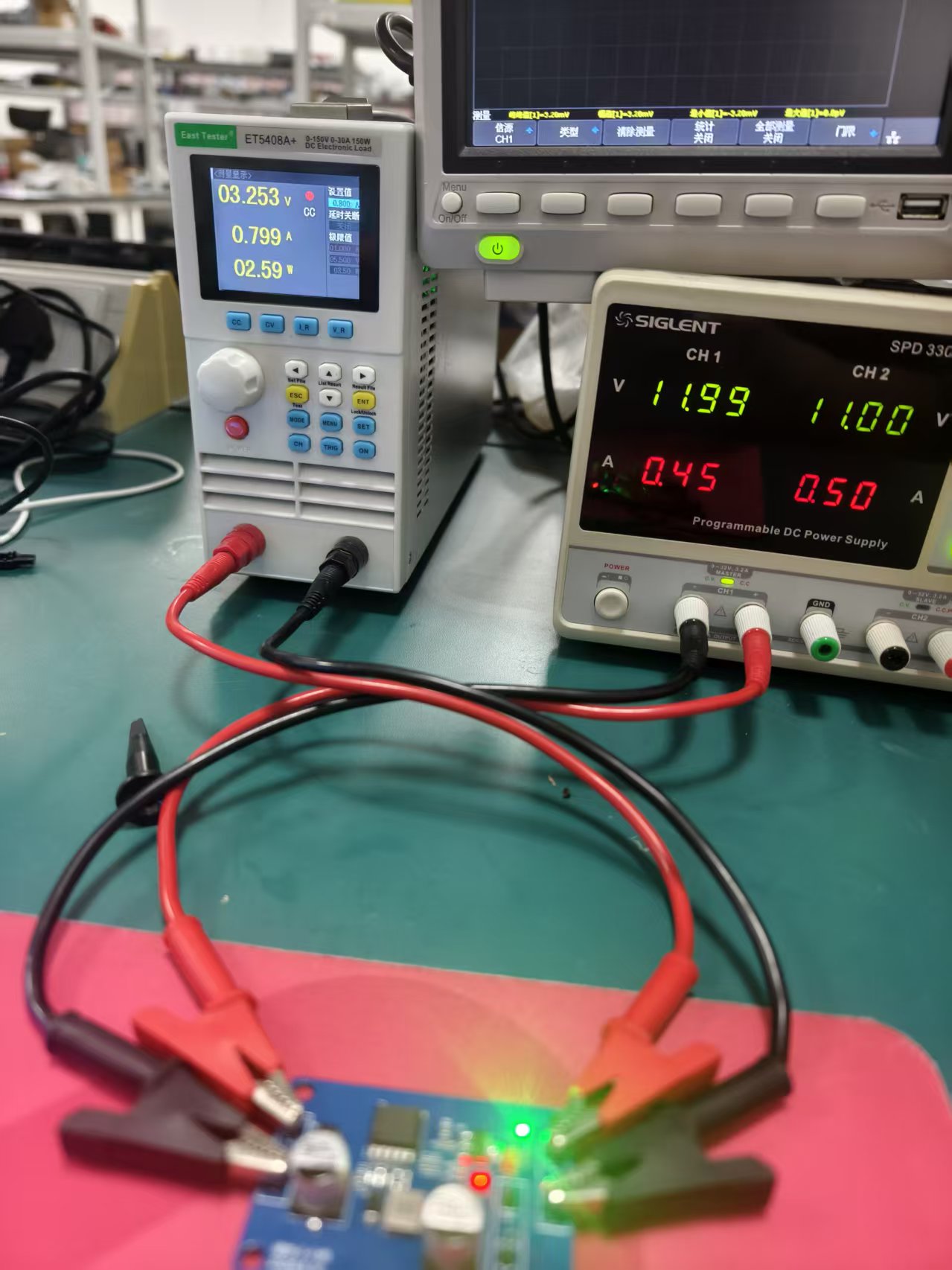 3.3 V 输出带约 0.8 A 负载,电子负载显示 3.253 V、0.799 A 和 2.59 W