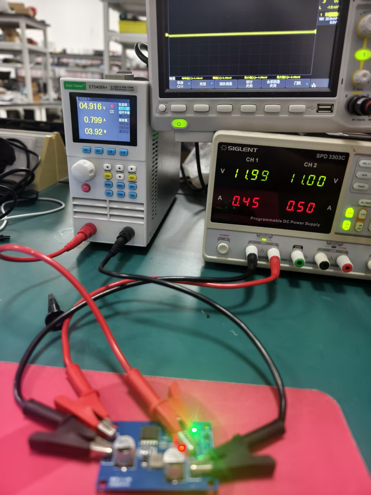 5 V 输出带约 0.8 A 负载,电子负载显示 4.916 V、0.799 A 和 3.92 W
