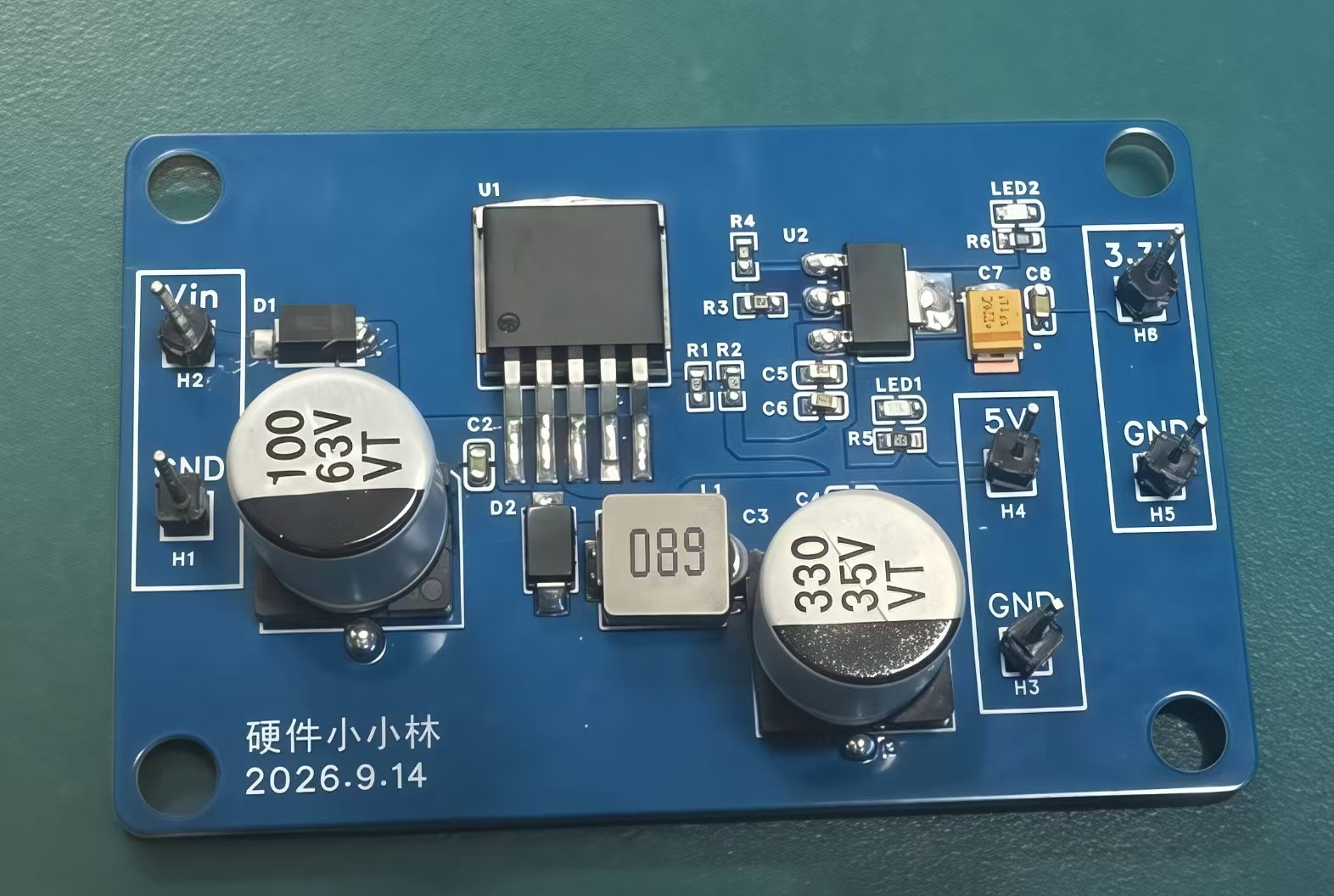 焊接完成的双路电源板,左侧为输入,右侧分别引出 5 V 和 3.3 V 输出